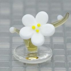 梅の花のガラス細工